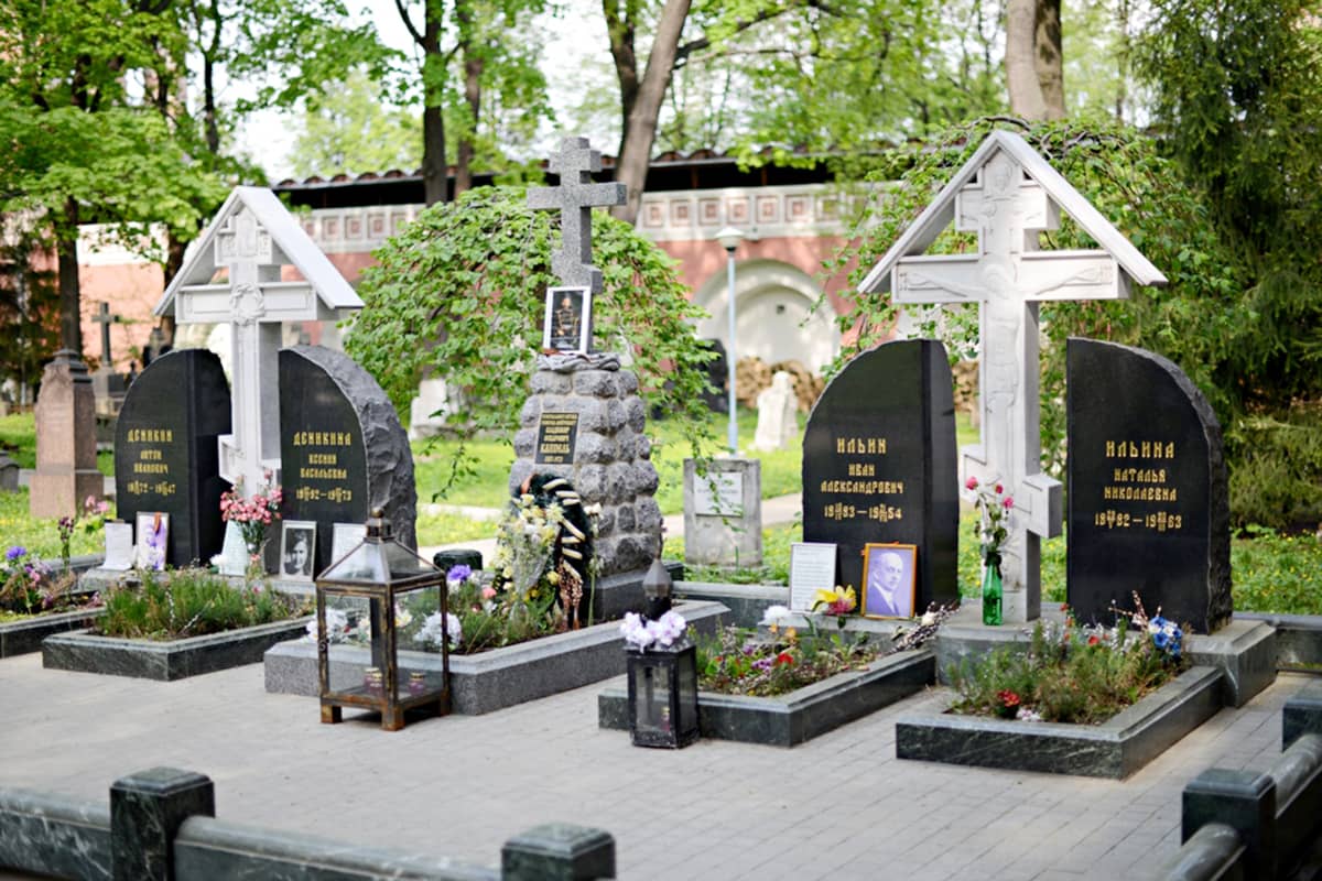 Могилы в некрополе Донского монастыря семьи Антона Деникина, семьи Ивана Ильина и Владимира Каппеля