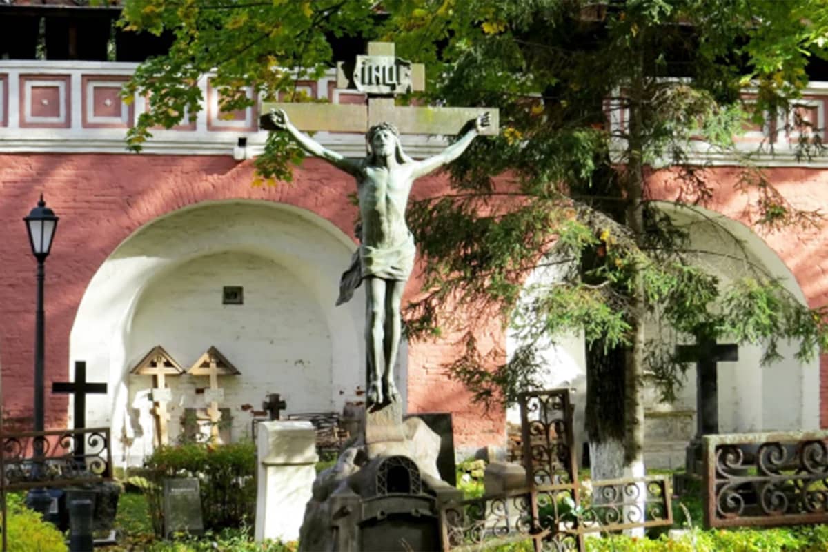 Некрополь Донского монастыря - памятник5 - распятие Спасителя
