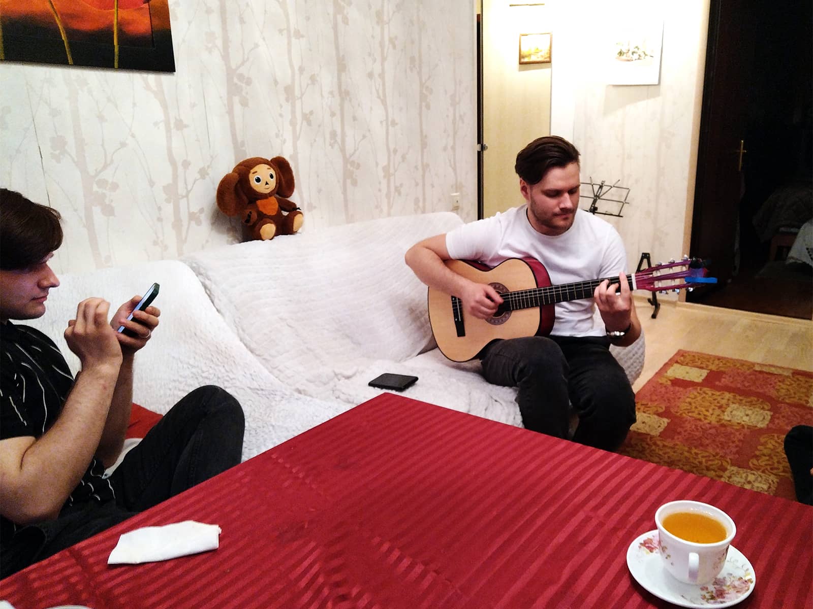 Артём играет на гитаре Антон поёт