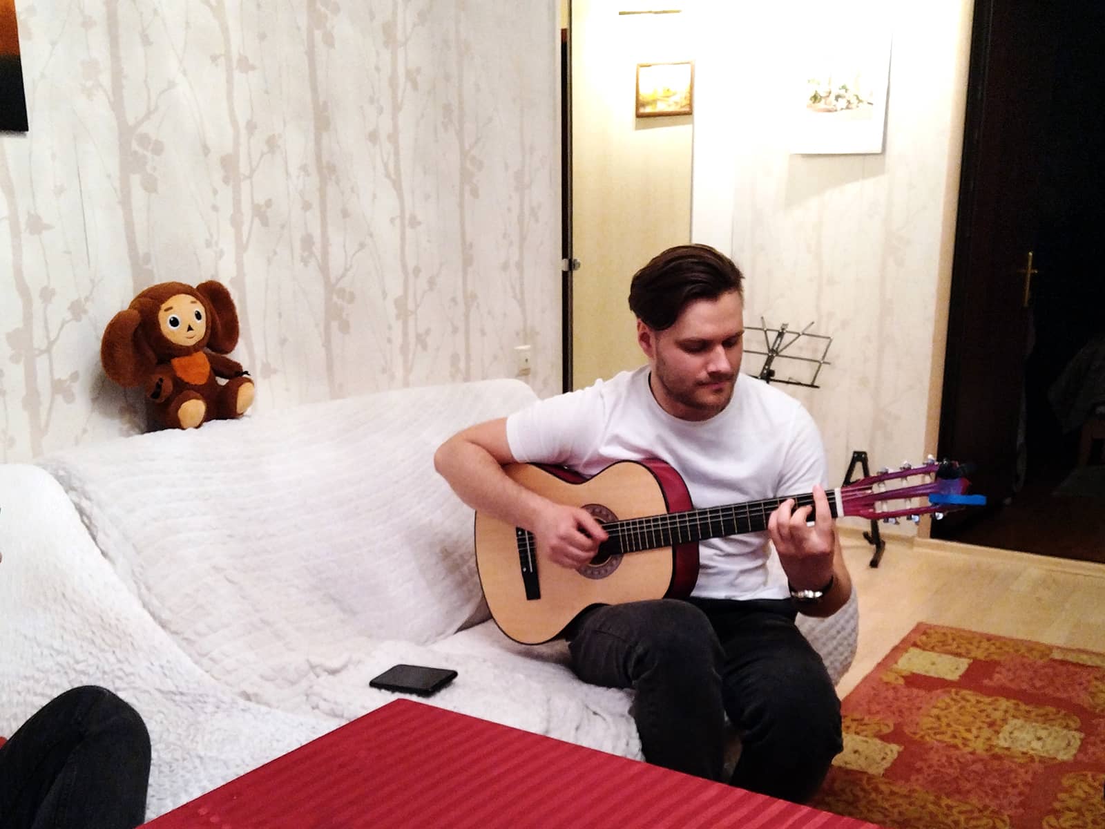 Артём играет на гитаре