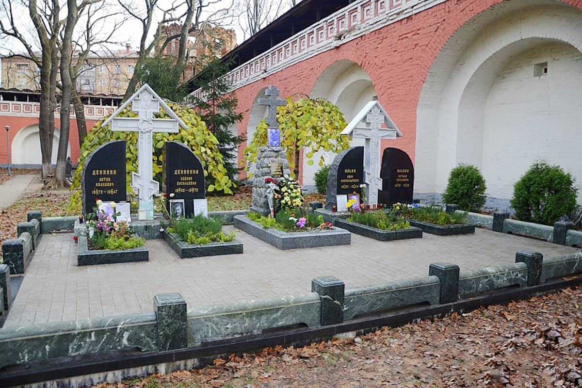 Могилы в Некрополе Донского монастыря семьи Антона Деникина, семьи Ивана Ильина и Владимира Каппеля