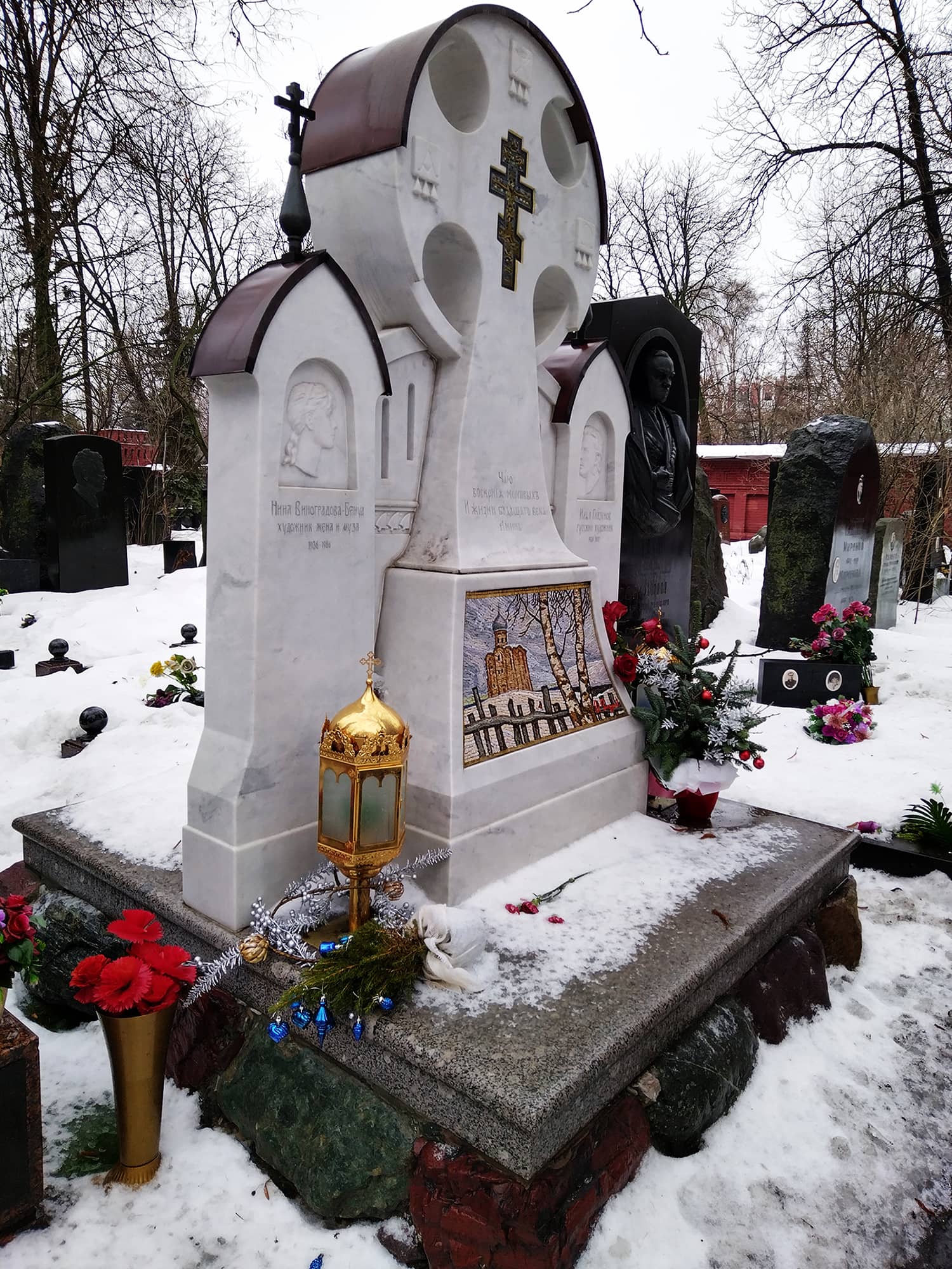 Могила Ильи Глазунова с супругой - слева