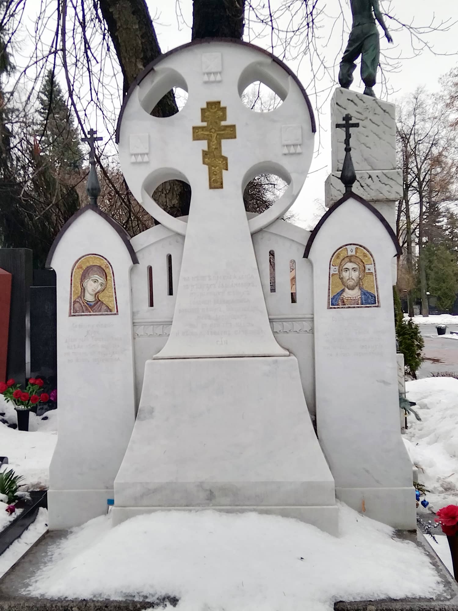 Могила Ильи Глазунова с супругой
